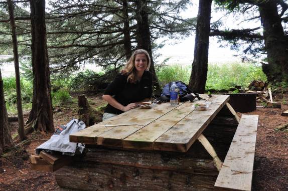 Hora do lanche na trilha de Metlakatla, na área de Prince Rupert, na British Columbia, oeste do Canadá